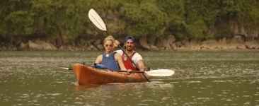 halong-kayak-couple